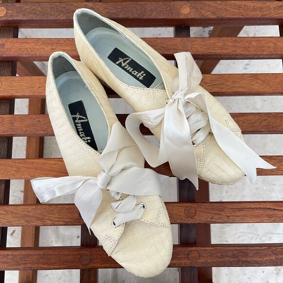 Vintage 80’s Cream Python Skin Shoes w/ Silk Ribbon Laces, Size 7 - Picture 2 of 6
